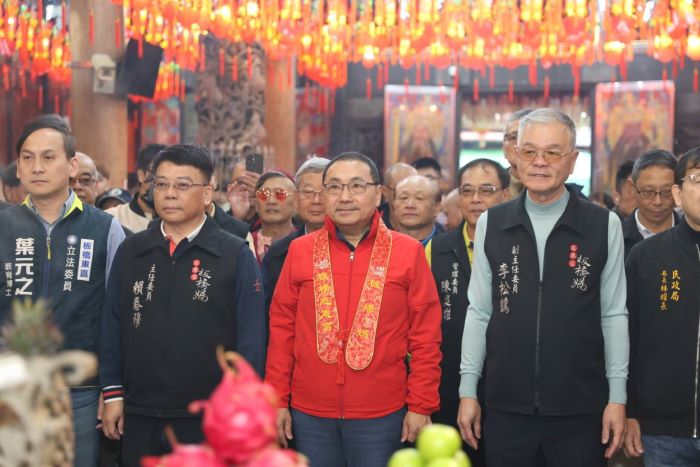 《圖說》市長侯友宜大年初一前往板橋慈惠宮參拜,祈求媽祖保佑馬年風調雨順。〈民政局提供〉