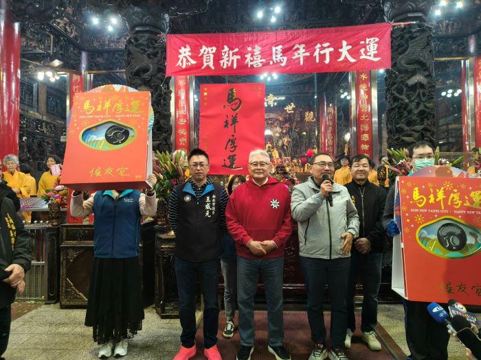 《圖說》侯友宜市長於湧蓮寺致詞，祝福蘆洲鄉親新年快樂，現場充滿濃濃馬年走春喜氣。〈民政局提供〉