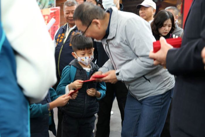 《圖說》侯友宜市長與小朋友介紹馬年福袋上面的祝福寓意。〈民政局提供〉