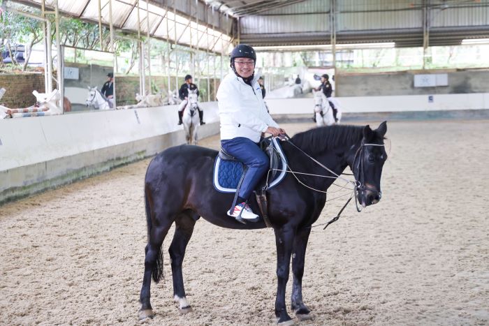 《圖說》侯友宜在馬術教練及騎警隊員的指導下，體驗上馬、步伐控制等基本馬術訓練。〈新聞局提供〉
