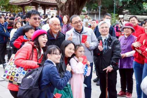 《圖說》國定古蹟林本源園邸於今日大年初二開園,市長侯友宜前往林本源園邸發放馬年福袋。〈文化局提供〉