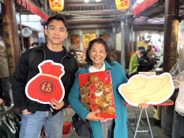 《圖說》深坑福德宮乞龜納福活動,象徵「幸福加馬」,為新春添喜氣。〈經發局提供〉