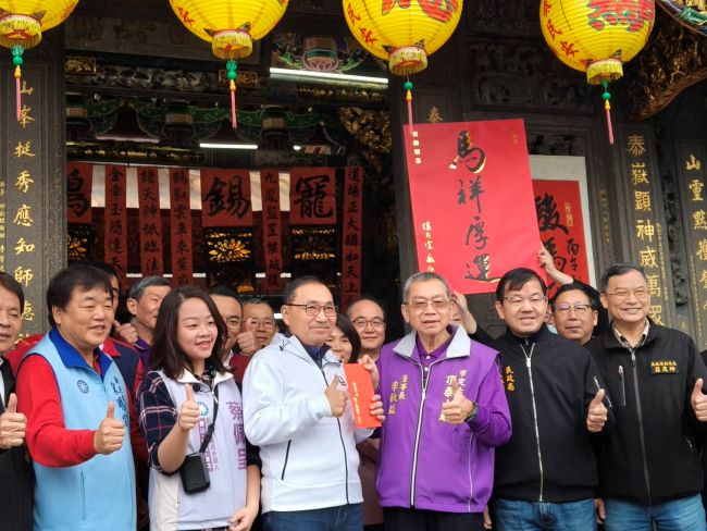 《圖說》市長侯友宜首站抵達泰山巖參拜,虔誠敬獻香油錢感念顯應祖師庇佑,並祈求馬年國泰民安,右二民政局長林長耀、右一民政局副局長莊茂坤。〈民政局提供〉