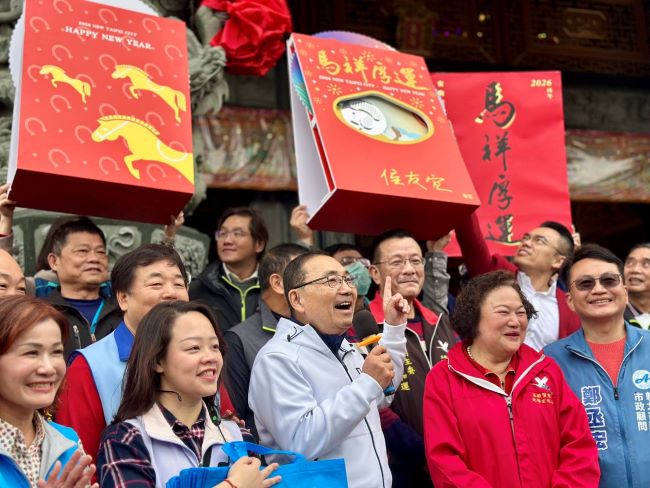 《圖說》市長侯友宜大年初三走春祈福,與市民分享馬年福袋「新北轉一圈,馬上賺錢」的吉祥寓意,現場氣氛熱絡。〈民政局提供〉