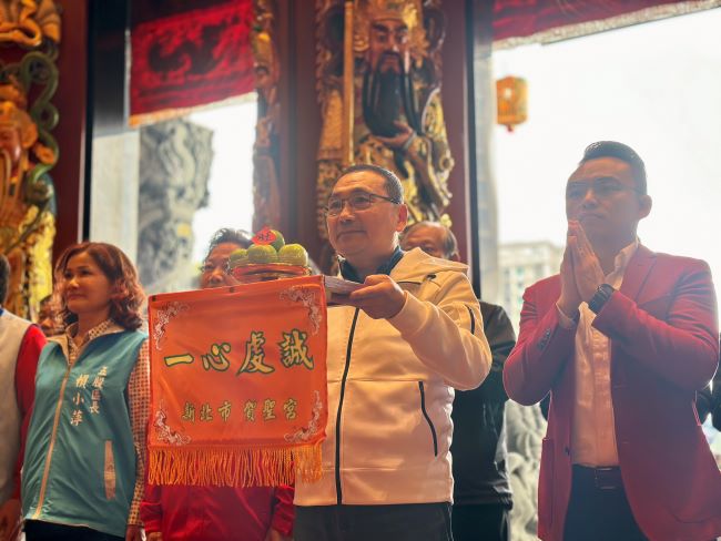 《圖說》市長於五股賀聖宮參拜,感謝廟方長年辦理冬令救助與獎助學金,讓善的循環持續發酵。〈民政局提供〉