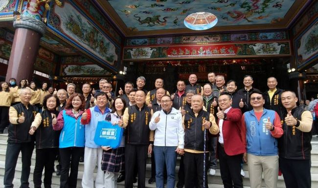 《圖說》侯友宜市長於三重安北宮與地方仕紳們大合影,共同祈願新北市馬年市政順利、百業成功。〈民政局提供〉