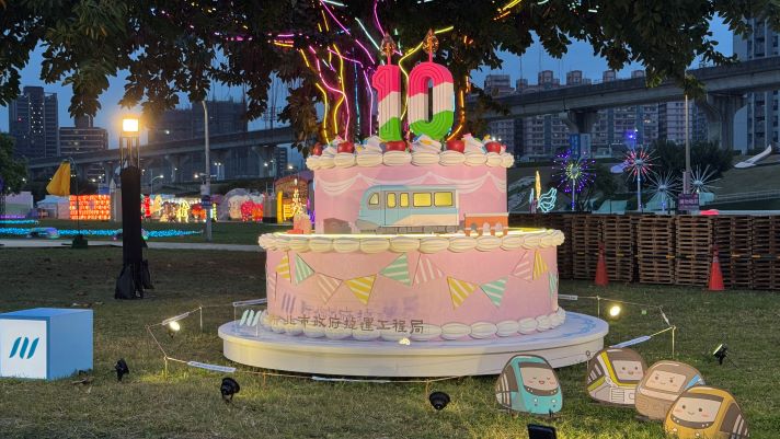 《圖說》新北捷運10周年3米巨型蛋糕。〈捷運局提供〉