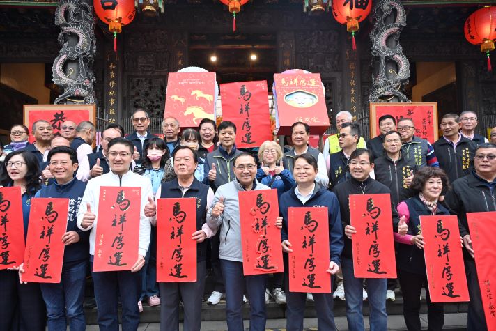《圖說》侯友宜市長、中和區里長及廣濟宮、福和宮祝賀大家馬祥厚運、順心如意。〈民政局提供〉