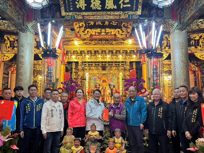 《圖說》陳純敬副市長前往淡水、三重、樹林等廟宇參香、發放福袋，與市民朋友分享過年喜氣。〈民政局提供〉