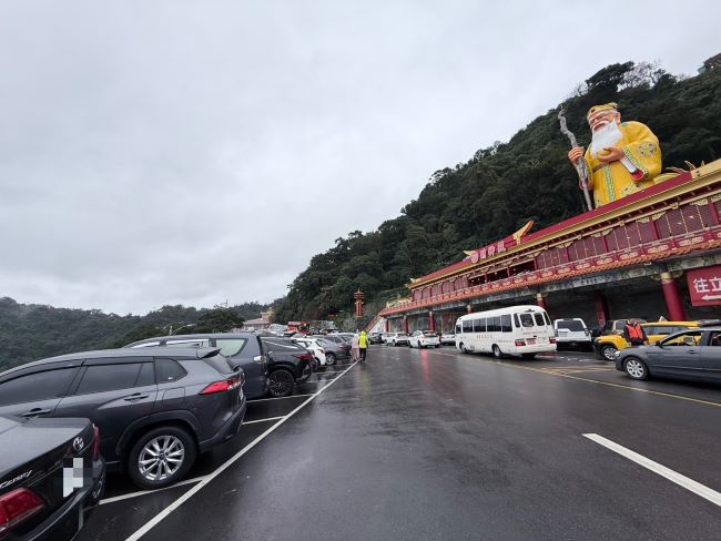 《圖說》新北市烘爐地南山福德宮，每逢春節期間皆吸引大量信眾前往參拜祈福，香火鼎盛。〈中和分局提供〉