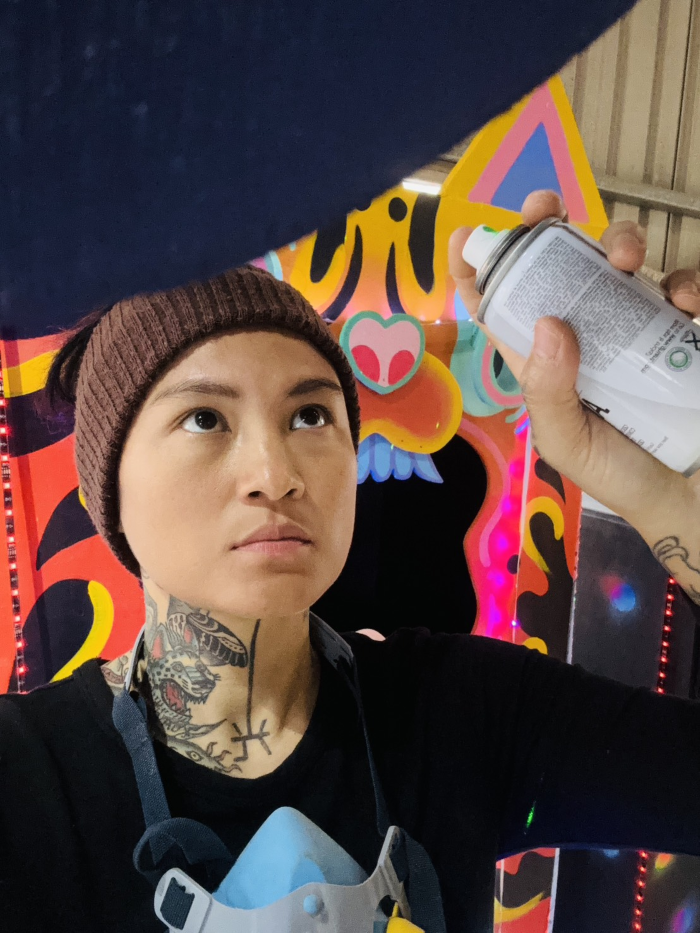 《圖說》藝術家蔣沛珊 Yabun Yuma製作《獵人的山林奇遇》燈飾工作照。〈原民局提供〉