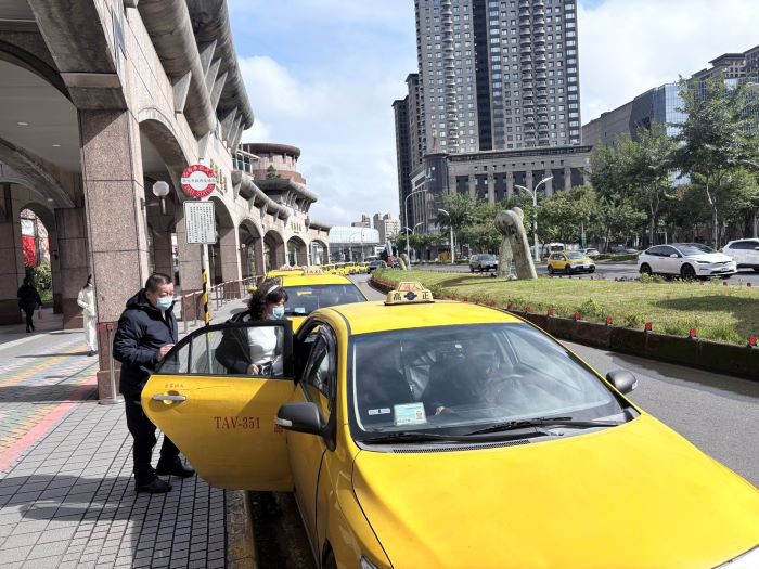 計程車明起恢復一般費率 新北多處調撥車道恢復運作 3 《圖說》計程車春節加成計費今天最後一天。〈交通局提供〉