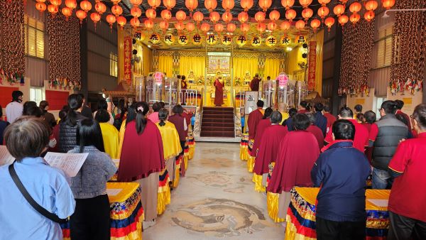 《圖說》世界佛教正心會2026年新春祈福法會，該會指導金剛上師恆性嘉措仁波且帶領弟子誦經祈福。〈佛教正心會提供〉