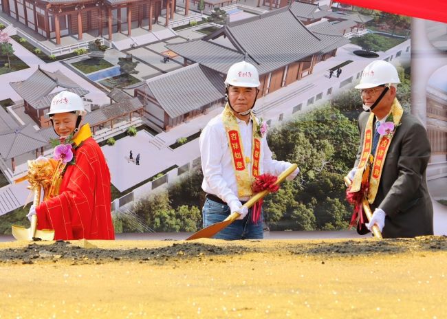 《圖說》苗栗覺行寺動土正式開工，證達上人、縣長鍾東錦、立委邱鎮軍等貴賓雲集，一齊動土鏟出亞洲正法中心新基地的期許與希望。〈覺行寺提供〉