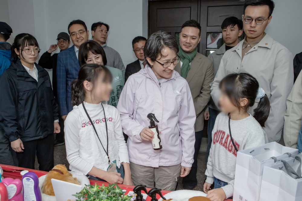 愛心承諾!副總統蕭美琴出席歲末聯歡童樂會與弱勢兒童共度佳節 6 03副總統蕭美琴出席歲末聯歡童樂會與弱勢兒童共度佳節