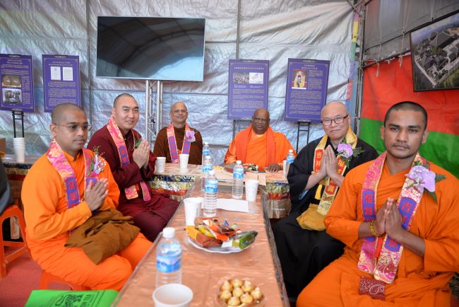 《圖說》斯里蘭卡龍喜國際佛教大學創辦人強帝瑪大法師遠道出席道賀,讚歎證達上人效法世尊出家,致力弘揚佛法。〈覺行寺提供〉