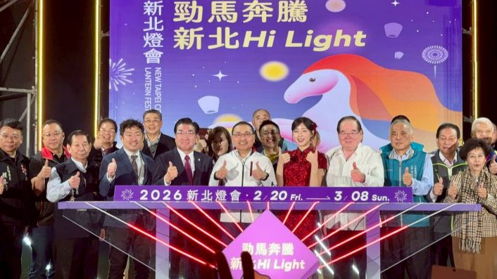 《圖說》2026新北燈會「勁馬奔騰・新北 Hi Light」今日晚間於新北大都會公園盛大點燈，由市長侯友宜偕同貴賓與韓籍啦啦隊女神安芝儇共同啟動高達15米、360度環繞展演的紅寶馬主燈。〈民政局提供〉
