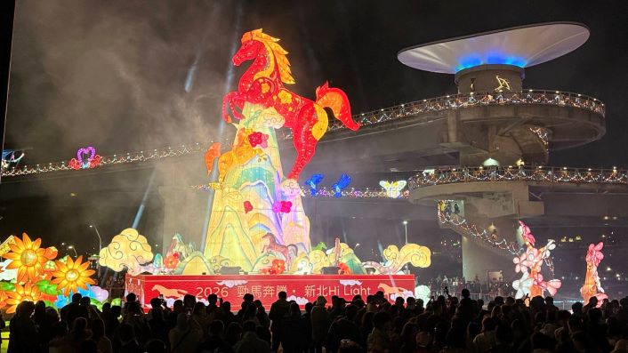 《圖說》2026新北燈會「勁馬奔騰・新北 Hi Light」，高達15米、360度環繞展演的紅寶馬主燈，搭配聲光音效與沉浸式投影科技，巨型駿馬昂首奔騰，象徵新年開春氣勢如虹。〈民政局提供〉