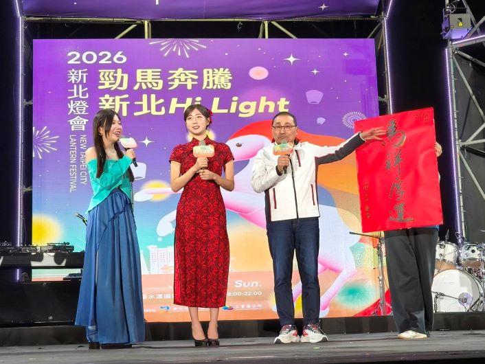 《圖說》市長侯友宜偕同貴賓與韓籍啦啦隊女神安芝儇共同啟動2026新北燈會「勁馬奔騰・新北 Hi Light」高達15米、360度環繞展演的紅寶馬主燈。〈民政局提供〉