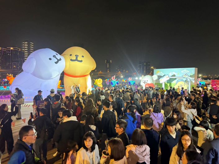 《圖說》2026新北燈會「勁馬奔騰・新北 Hi Light」園區人潮絡繹不絕。〈民政局提供〉