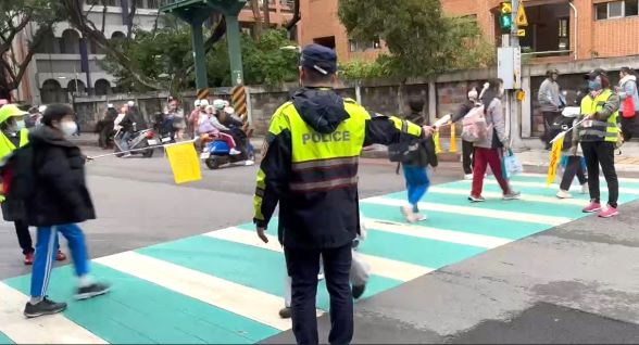 《圖說》板橋警將防護機制內建於通學路線中，使保護效果不因勤務結束而中斷，也不因人力變動而打折。〈板橋分局提供〉