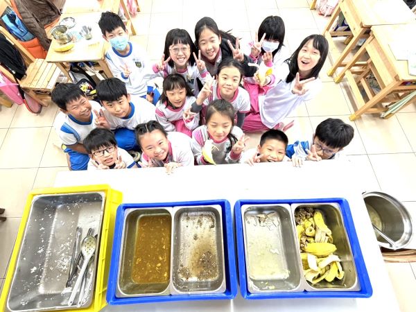 《圖說》碧華國小推動惜食教育,營養午餐吃光光。〈教育局提供〉