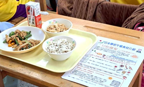 《圖說》光榮國小推動食育教育,營養午餐融入國際飲食知識。〈教育局提供〉