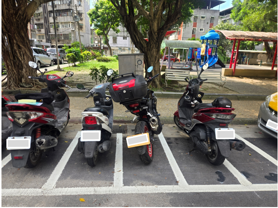 《圖說》大型重機實際停放機車格情形。〈交通局提供〉