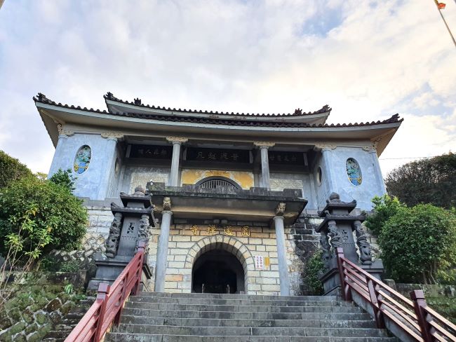 白天縱走山林、夜賞螢火星空 新北微笑山線今起報名 5 《圖說》林蔭健走圓通寺,祈福體驗自然與文化之美。〈觀旅局提供〉