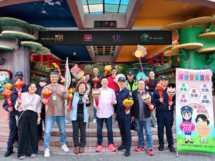 《圖說》三重分局於重陽國小執行護童勤務。〈警察局提供〉