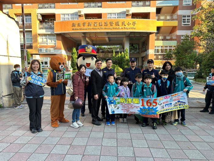 《圖說》新莊分局於思賢國小執行護童勤務。〈警察局提供〉