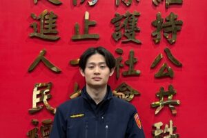 商圈人潮擠散母女 萬華暖警溫柔安撫助重逢 42 蔡昀佐