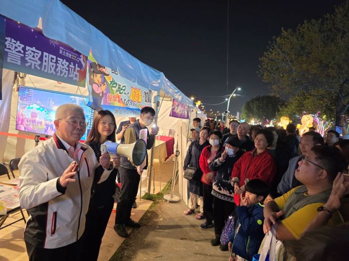 《圖說》新北市警察局長方仰寧親自走入警察服務站，向賞燈民眾宣導最新詐騙手法，化身「識詐」宣導大使。〈三重分局提供〉