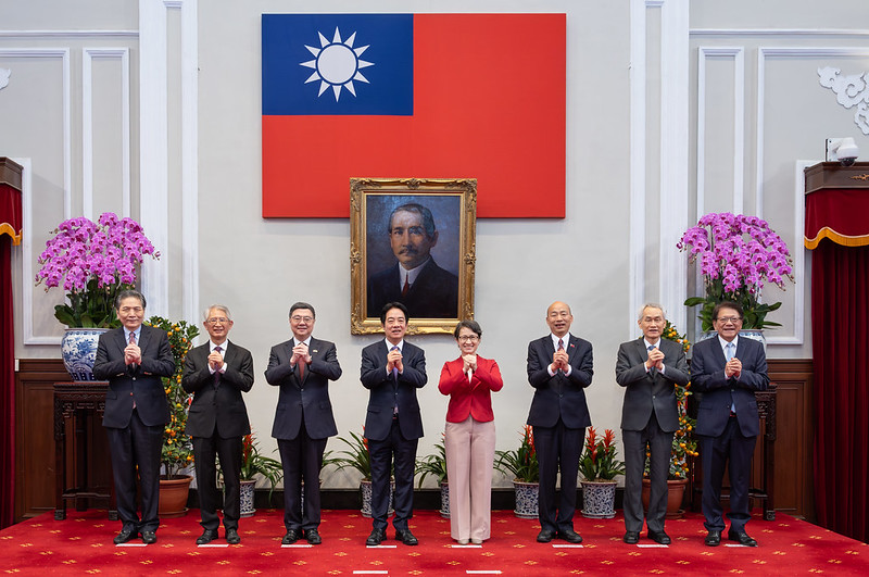 賴清德總統在總統府與五院院長進行新春茶敘，強調在憲政體制下各院分工合作、共同承擔國家責任的重要性 1