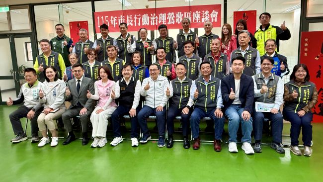 行動治理前進三鶯 侯:感謝里長衝鋒陷陣讓新北越來越好 13 《圖說》侯友宜市長與鶯歌里長合影。〈民政局提供〉