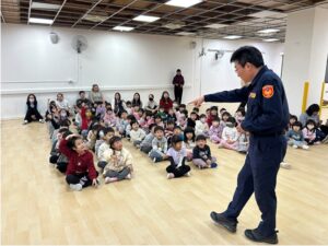 基警發 喔熊馬抵嘉 提燈 交通安全觀念向下扎根 6 %E4%BA%8C 92