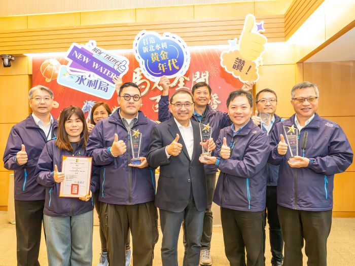 《圖說》水利局勇奪「工程永續與環境美學獎」5項大獎，今日於市政會議中，水利局副局長張修銘〈左一〉率隊，將這份榮耀成績獻給侯友宜市長，右為高灘處長黃裕斌。〈水利局提供〉