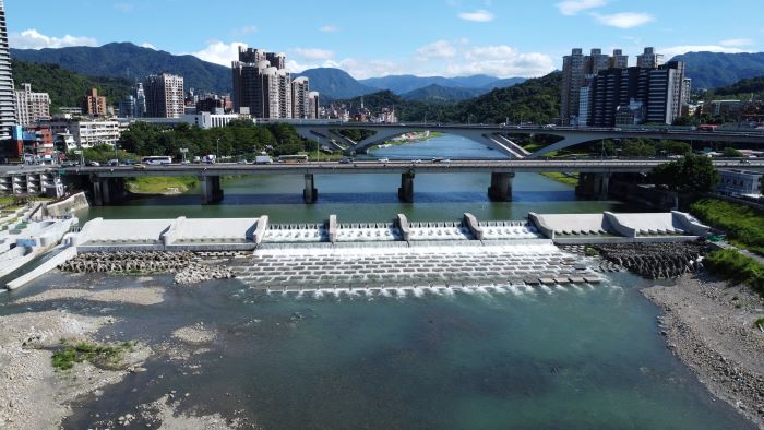 《圖說》碧潭堰不僅更新堰體確保防洪安全，更創新設置全台首創的景觀魚道，營造優質親水景觀。〈水利局提供〉