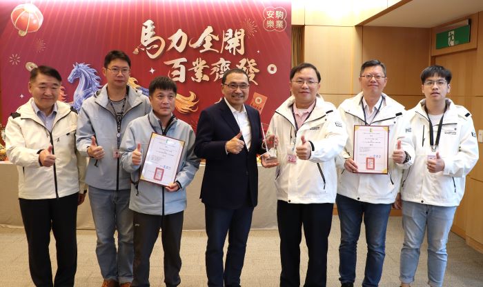 新北高中通學廊道三度獲獎 金路獎路況、橋梁維護雙績優 13 《圖說》養工處新北高中通學廊道改善工程、新工處林口吉祥公園闢建分別獲得114年工程永續與環境美學獎「美學與景觀類」優等及佳作殊榮,工務局長馮兆麟(左一)與同仁獻獎給侯友宜市長。〈工務局提供〉