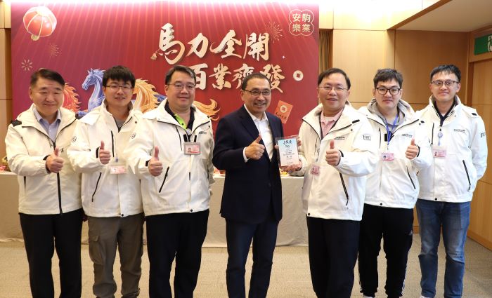 《圖說》新北市政府榮獲交通部公路局114年度金路獎「縣市政府路況維護」績優肯定，工務局長馮兆麟(左一)在市政會議中向市長侯友宜獻獎，將卓越成果獻給市府。〈工務局提供〉