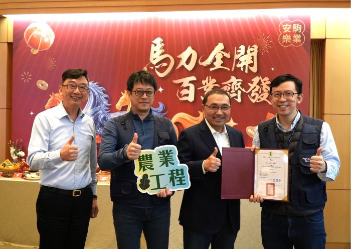《圖說》新北市一舉囊括社團法人中國土木水利工程學會舉辦「114年工程永續與環境美學獎」競賽10項大獎，獲獎數量高居全台縣市之冠.今日於市政會議獻獎，市長侯友宜肯定市府團隊的努力與辛勞，左一為農業局長諶錫輝。〈農業局提供〉