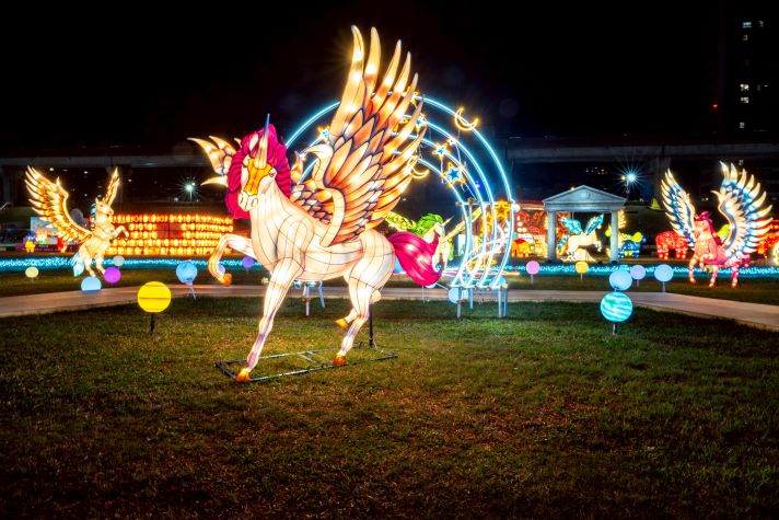 《圖說》園區燈景設計結合傳統與創新元素。〈民政局提供〉