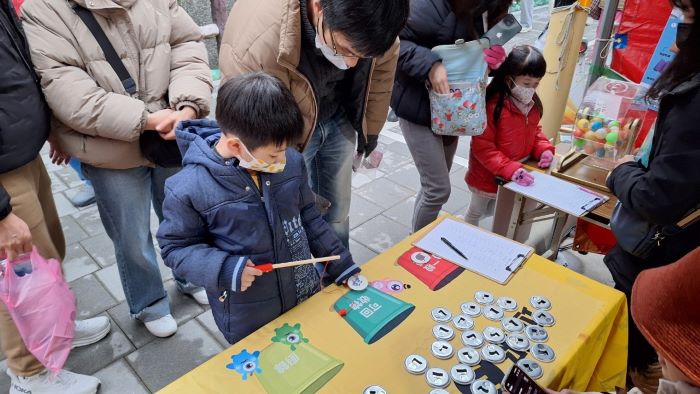 《圖說》攤位現場除了回收換好禮外，更有闖關小遊戲，只要完成指令，即可獲得精美好禮，歡迎民眾共同祈福響應環保。〈環保局提供〉