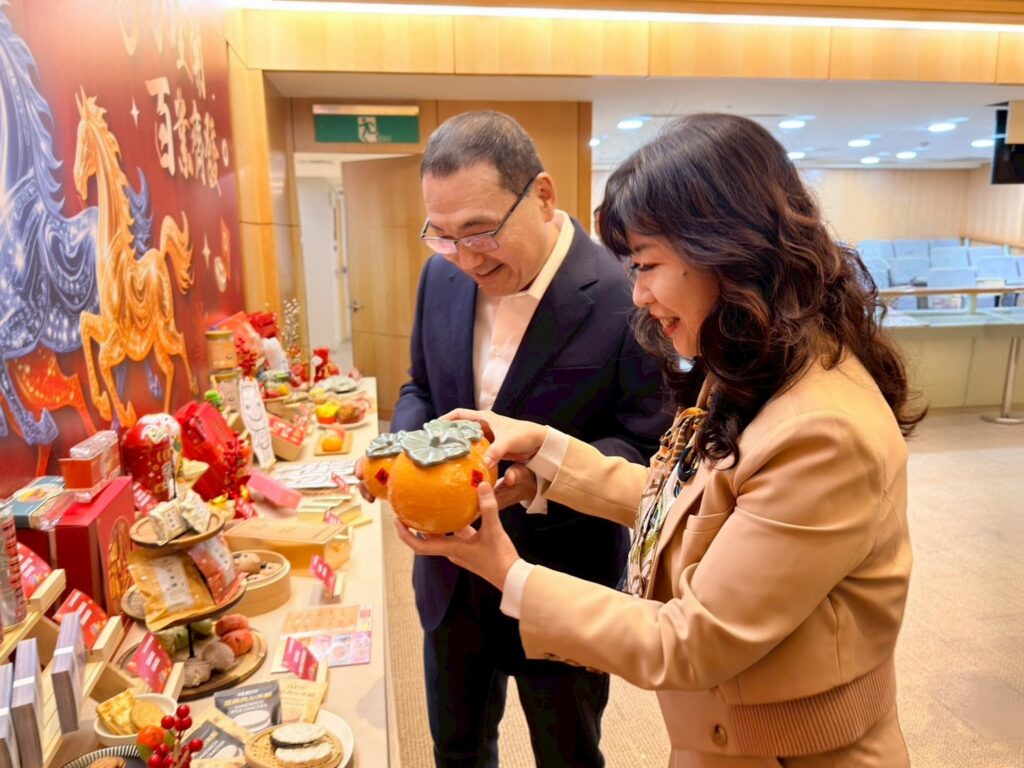 新北市有105處商圈、市場、夜市、觀光工廠及電競基地，經發局長向市長介紹新北的特色伴手禮與年節商品。