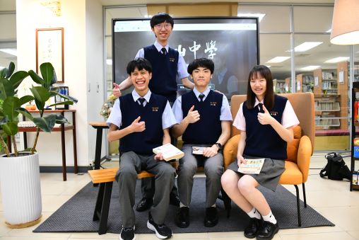 《圖說》南山冠新北4人取得60滿級分,前方右林品妤、前方中鍾宇傑。〈教育局提供〉