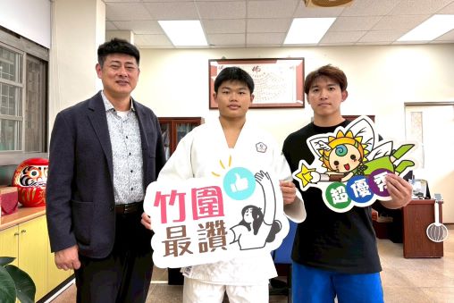 《圖說》竹圍高中周宬糖獲選為青年國手 楊耀焜校長(左)、周宬糖(中)、郭峻源教練(右) 。〈教育局提供〉