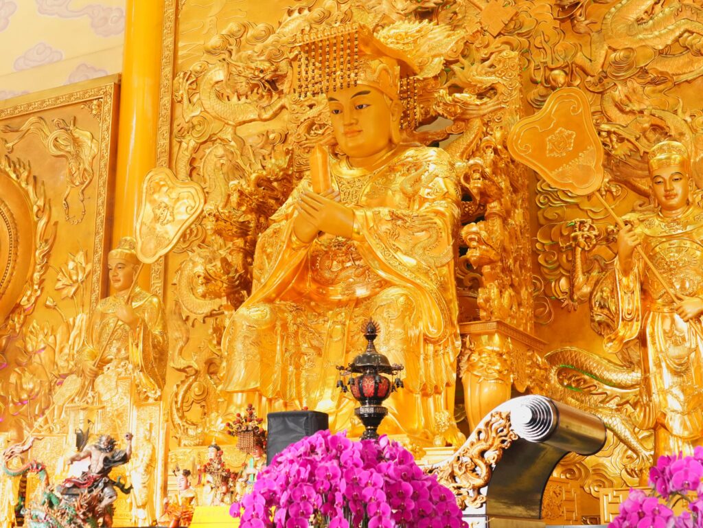 龍井三陽玉府天宮正殿內有全台最大尊的玉皇大帝像 高達兩層樓 重約15公噸