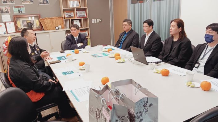 《圖說》基隆市榮民服務處長方正(左二)，偕就業站同仁拜訪中信保全公司黃炳訓總經理(左三)。〈基隆榮服處提供〉