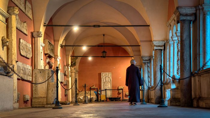 《圖說》當穿著袈裟的僧侶走在義大利羅馬的拉特朗聖若望大殿，這樣的場景便已成為溫柔而深刻的對話。〈宗博館提供〉