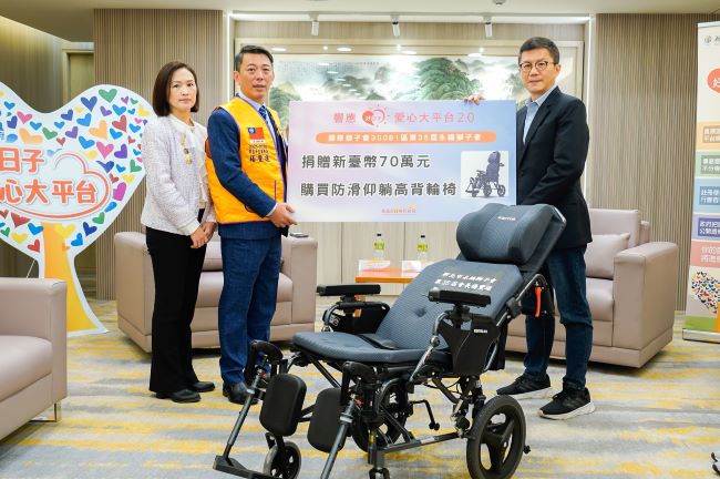 新北輔具需求殷切 永福獅子會捐贈35台高階輪椅應援 5 《圖說》第35屆永福獅子會會長楊豐連夫婦代表捐贈,由新北市府副秘書長張其強代表受贈。〈社會局提供〉